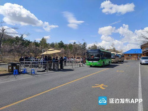 五一小長假旅游市場升溫 敦化六鼎山景區(qū)迎來客流小高峰