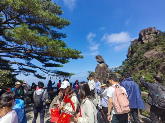 科學(xué)管理與暖心服務(wù)并重，三清山景區(qū)客流有序涌動展新貌